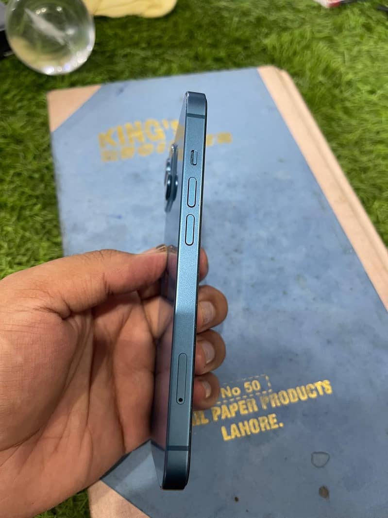 Apple iPhone 13 4
