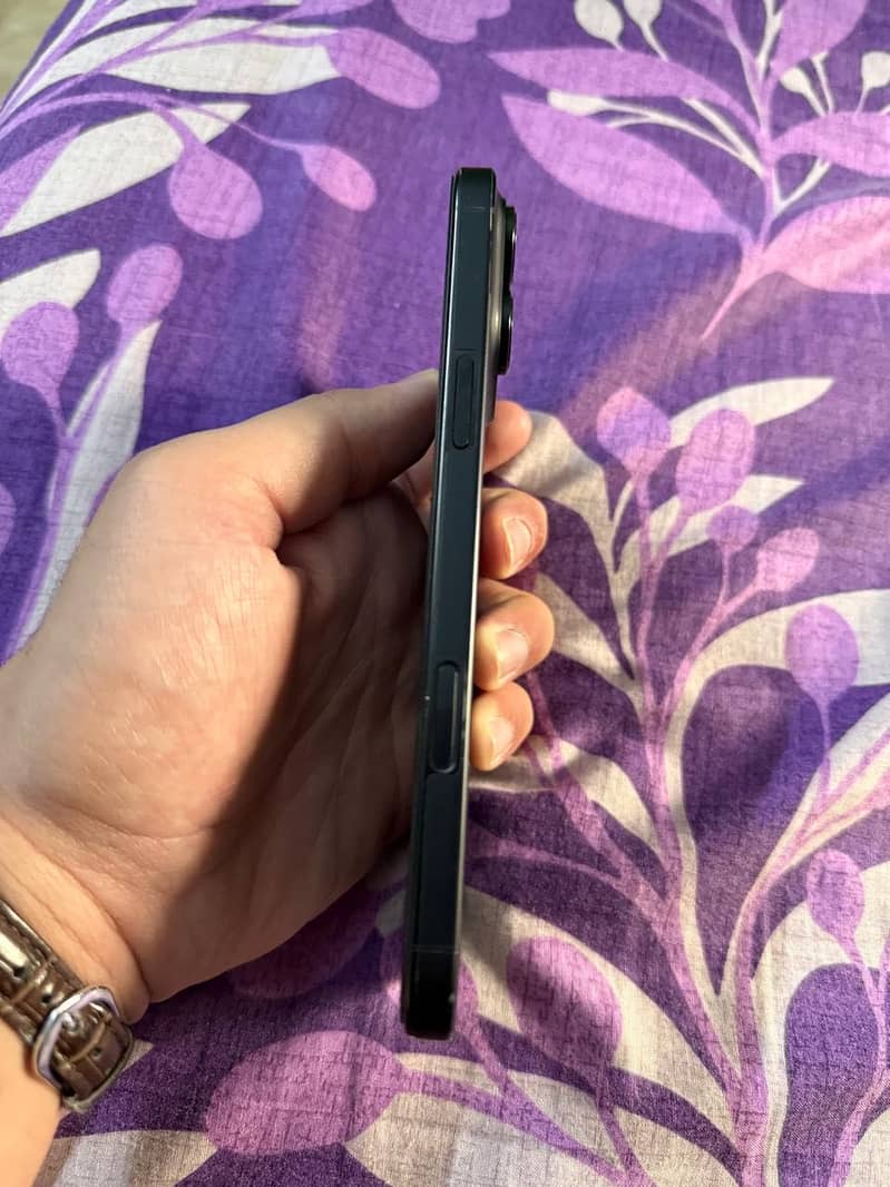 Apple iPhone 16 Pro Max 4