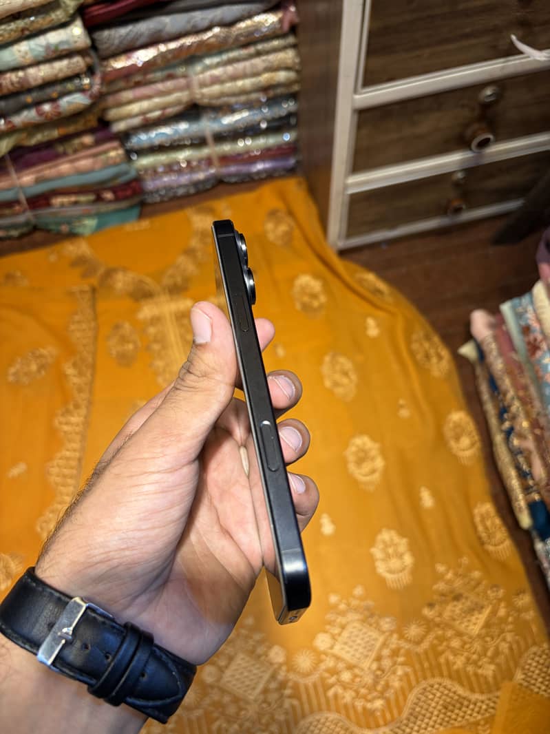Apple iPhone 16 Pro Max 2