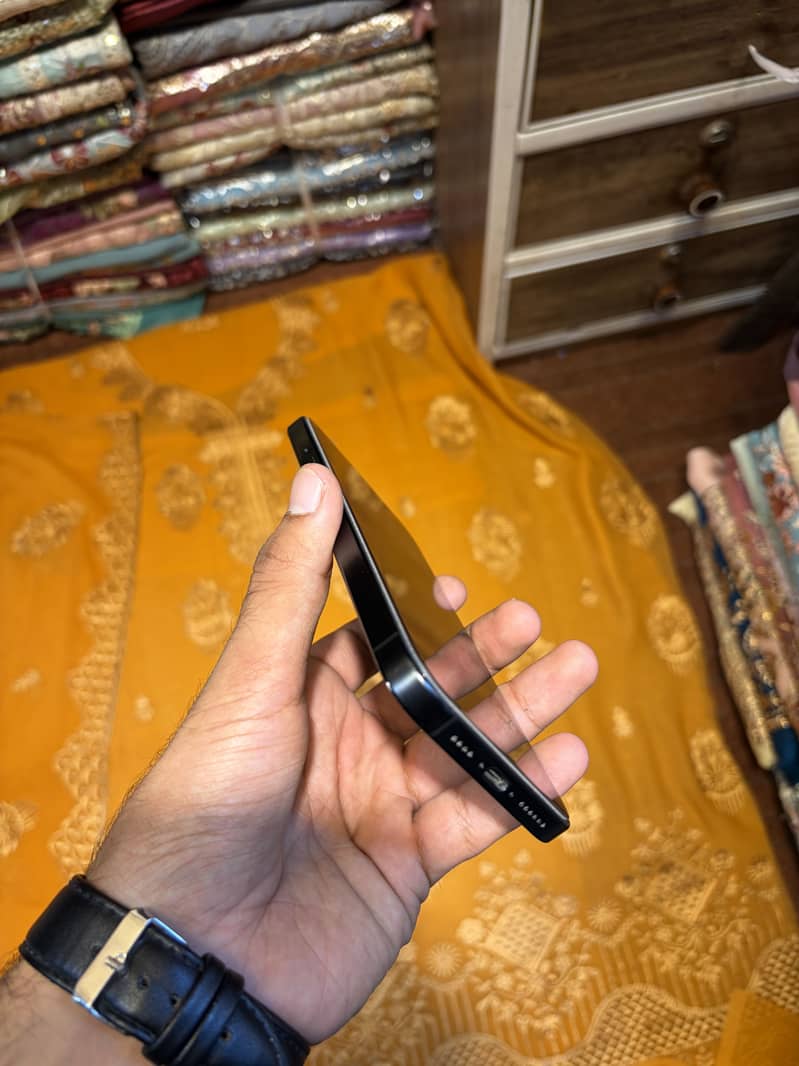 Apple iPhone 16 Pro Max 3
