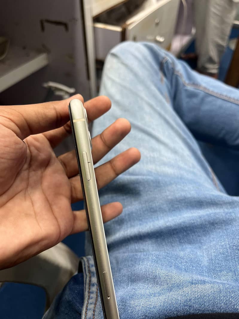 Apple iPhone 11 3