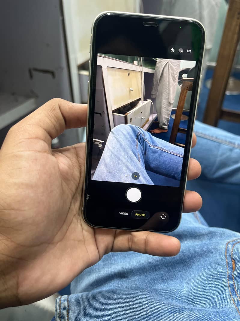 Apple iPhone 11 4