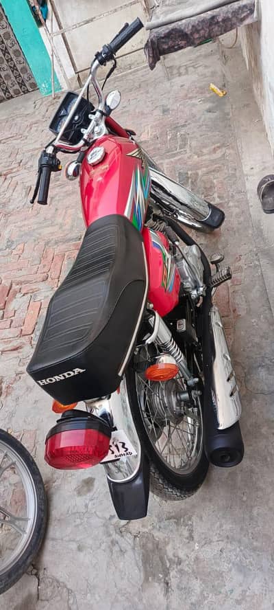 honda 125 22/23 model orginal milege 8400 juxt like brand new