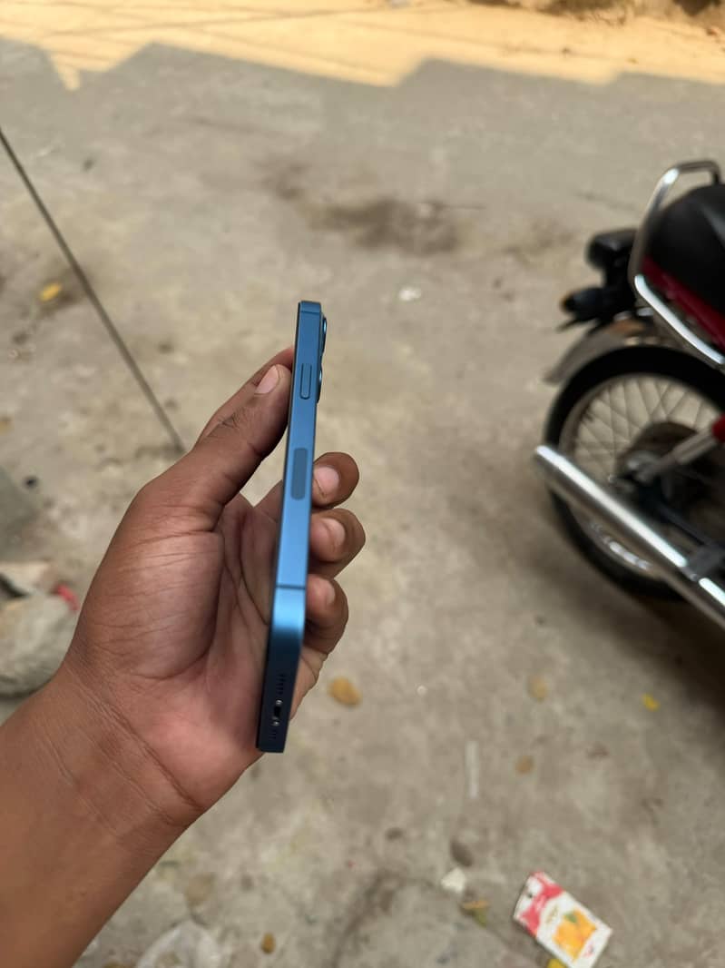 Apple iPhone 13 2