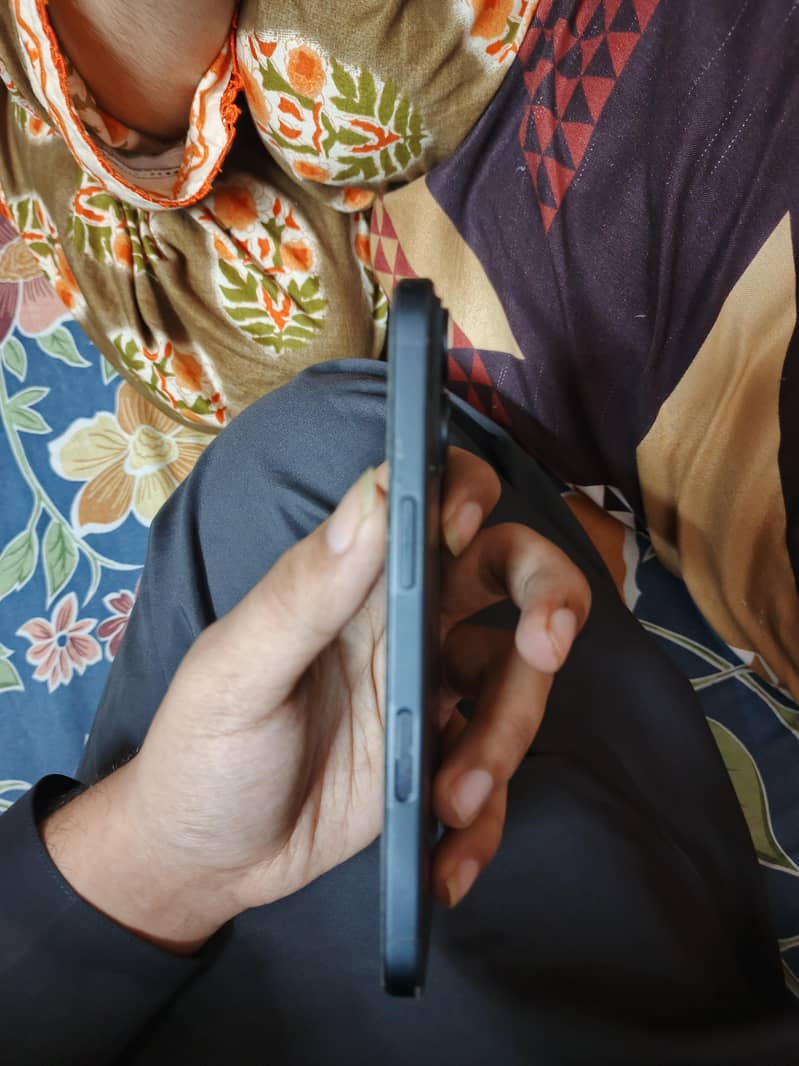 Apple iPhone 16 2