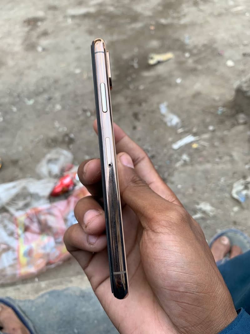 Apple iPhone XS 3
