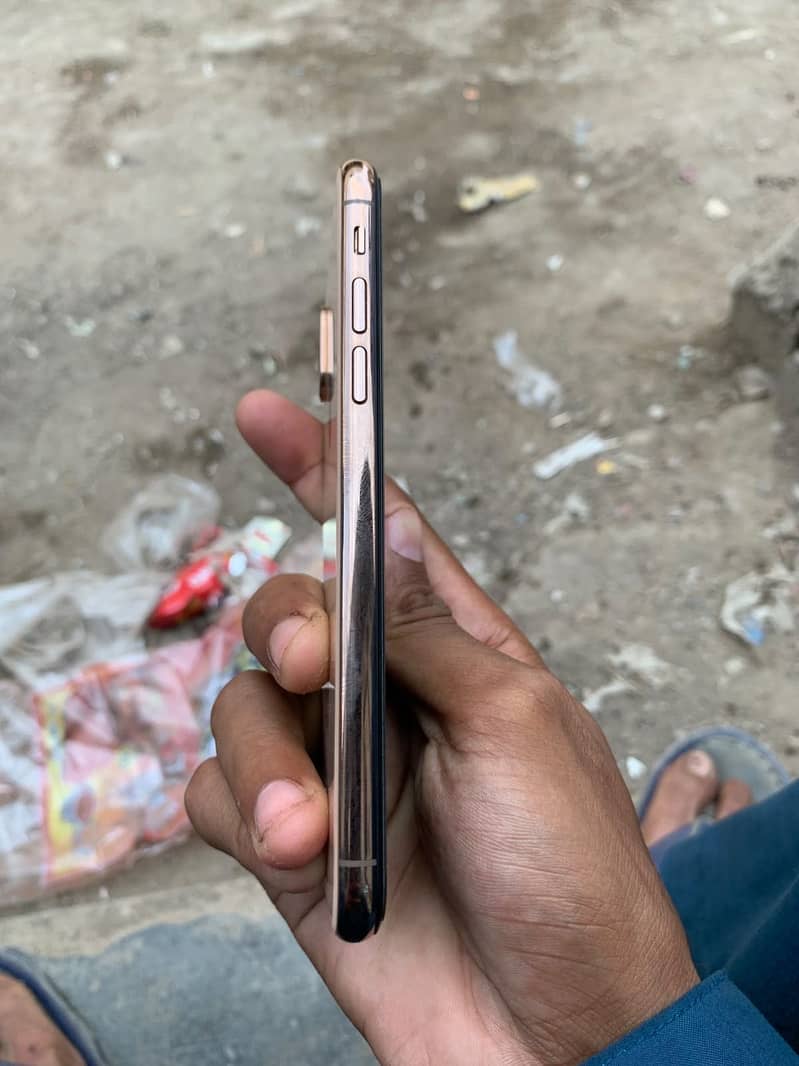 Apple iPhone XS 4