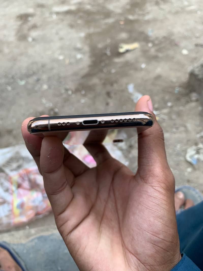 Apple iPhone XS 5