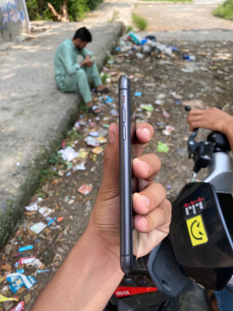 Apple iPhone 11 4