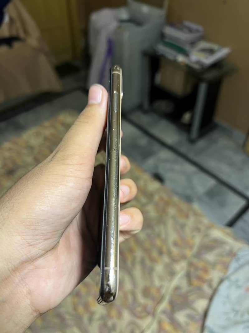 Apple iPhone XS Max 7
