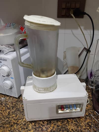 one food prosesser complet and one chopper and one toaster available.
