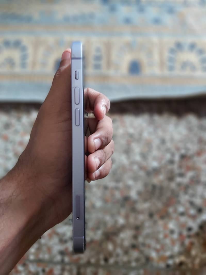 Apple iPhone 12 4