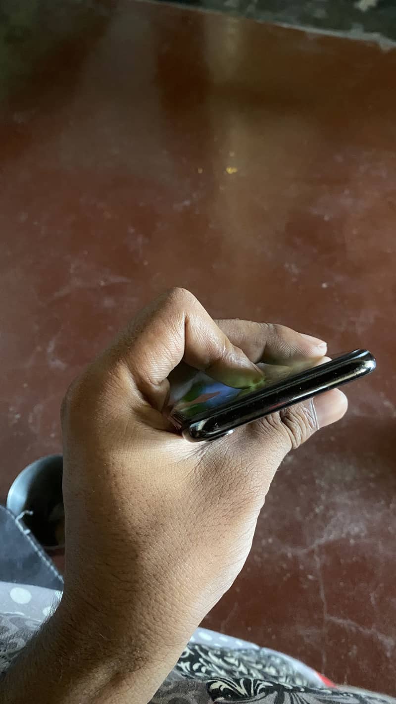 Apple iPhone X 4
