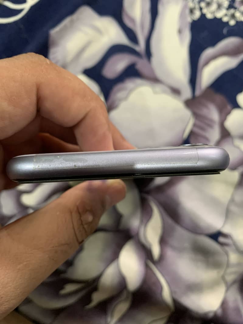 Apple iPhone 11 4