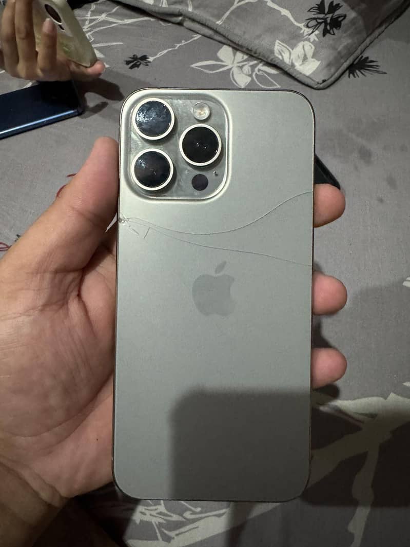 Apple iPhone 15 Pro Max 4