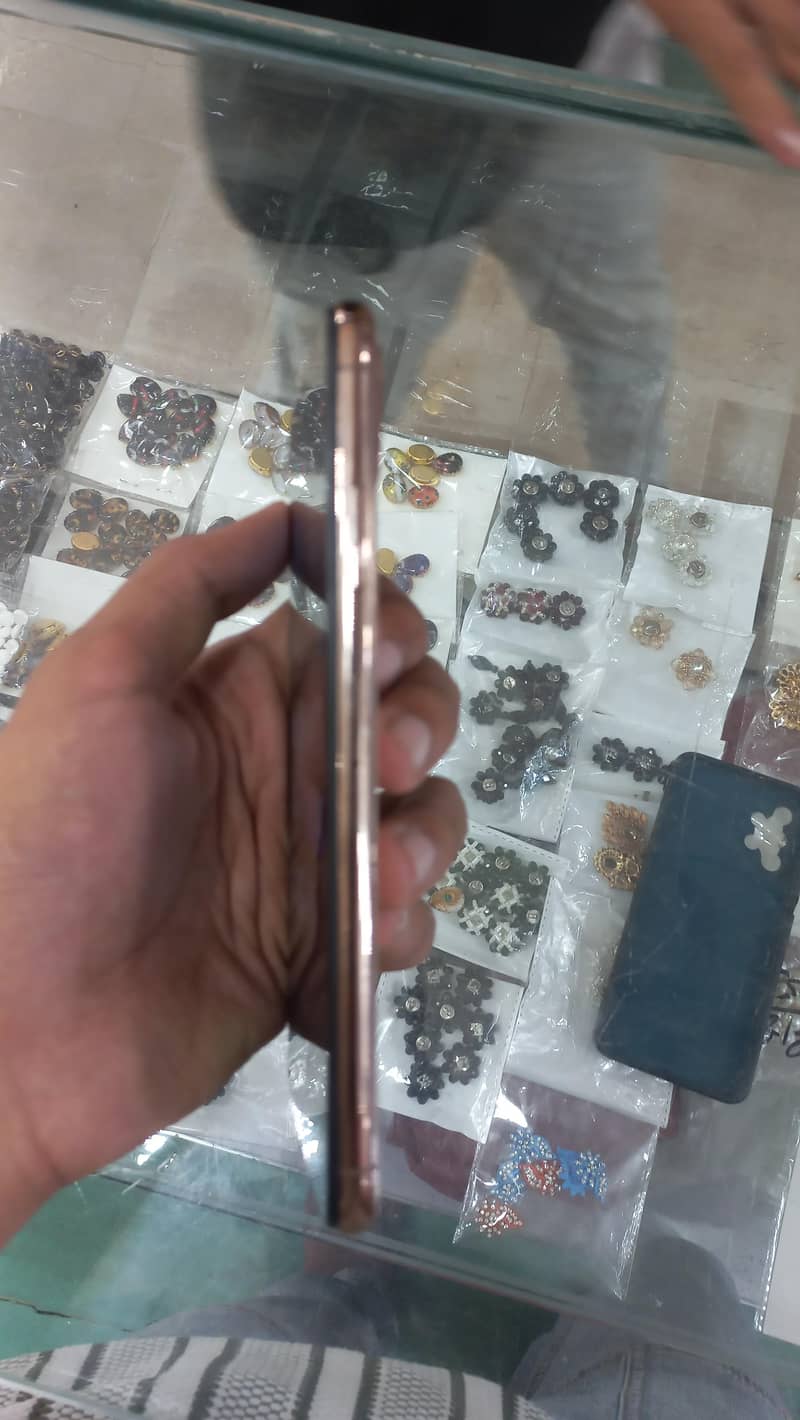 Apple iPhone XS Max 3