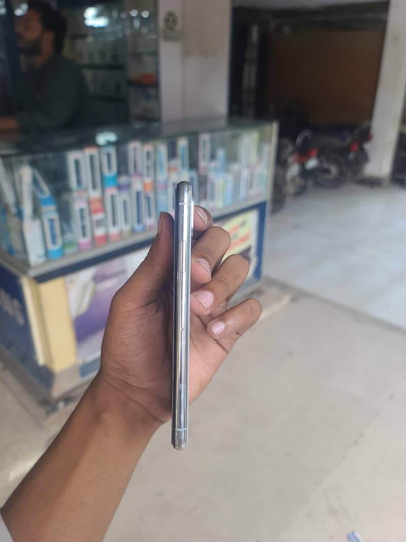 Apple iPhone X 4