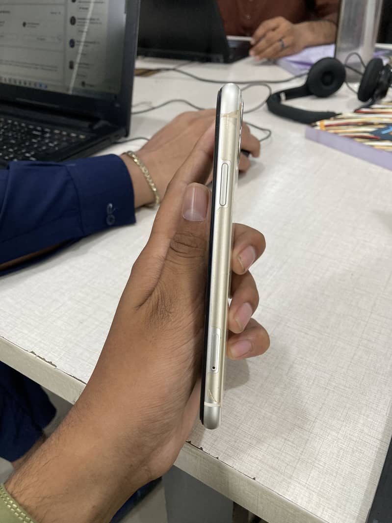 Apple iPhone 11 6