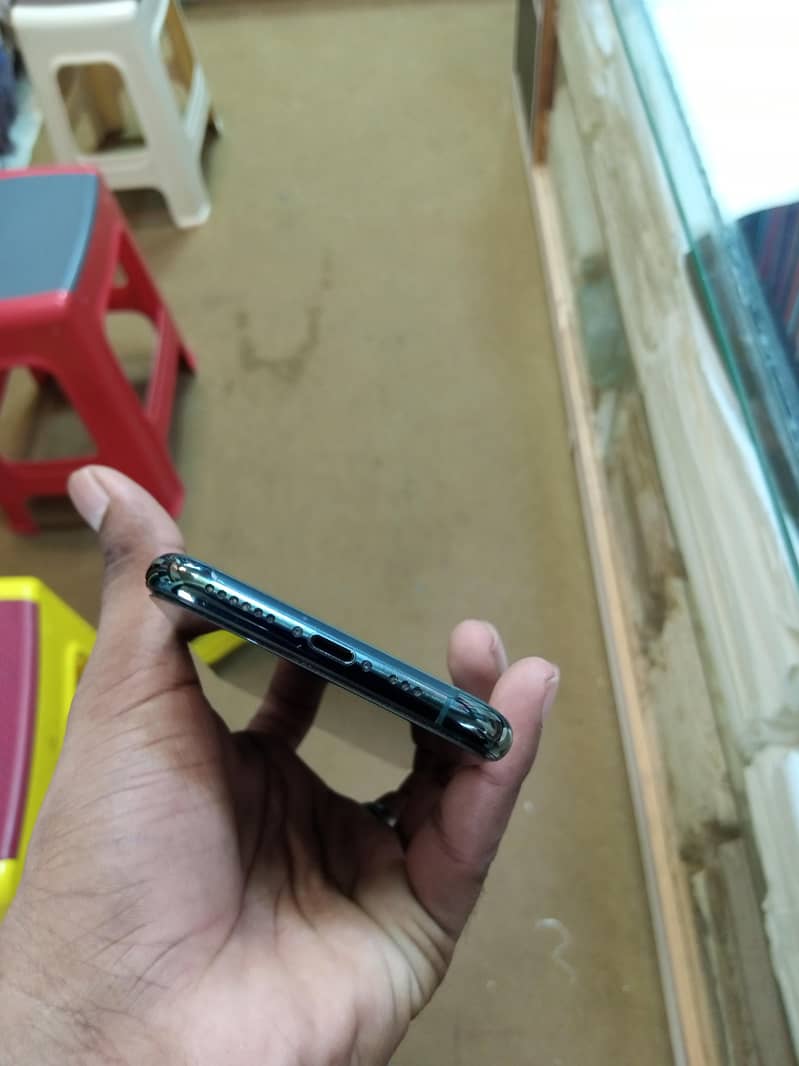 Apple iPhone 11 Pro 4