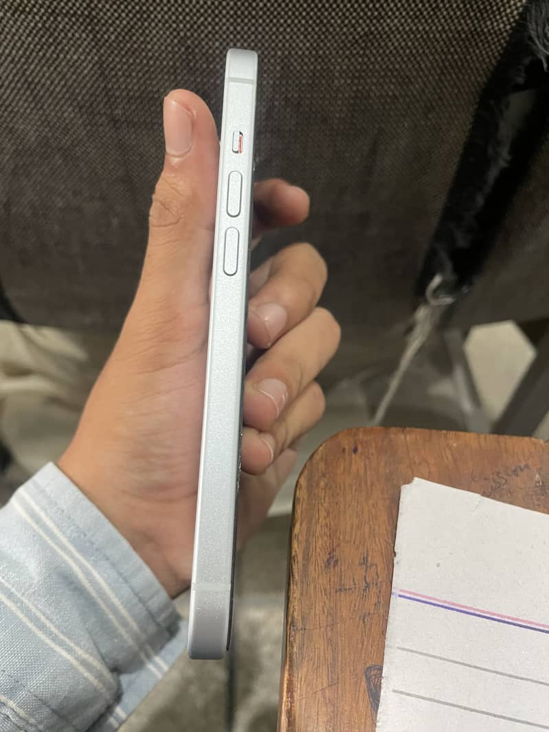 Apple iPhone 15 4