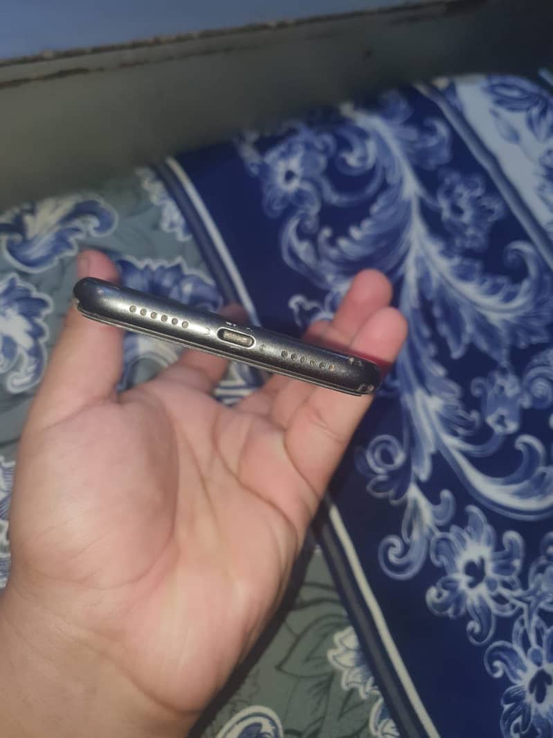 Apple iPhone 11 3