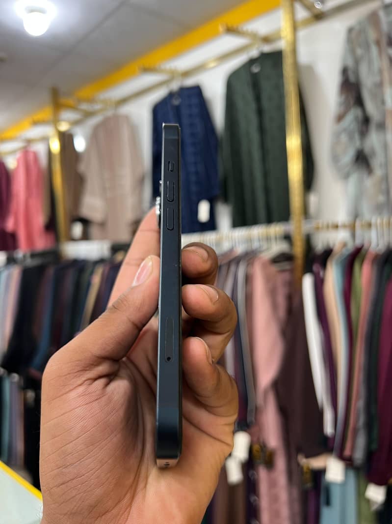 Apple iPhone 13 4