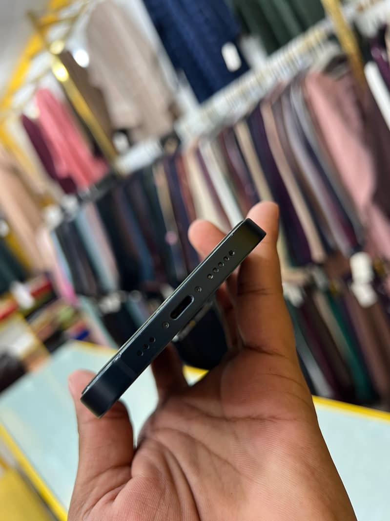 Apple iPhone 13 5