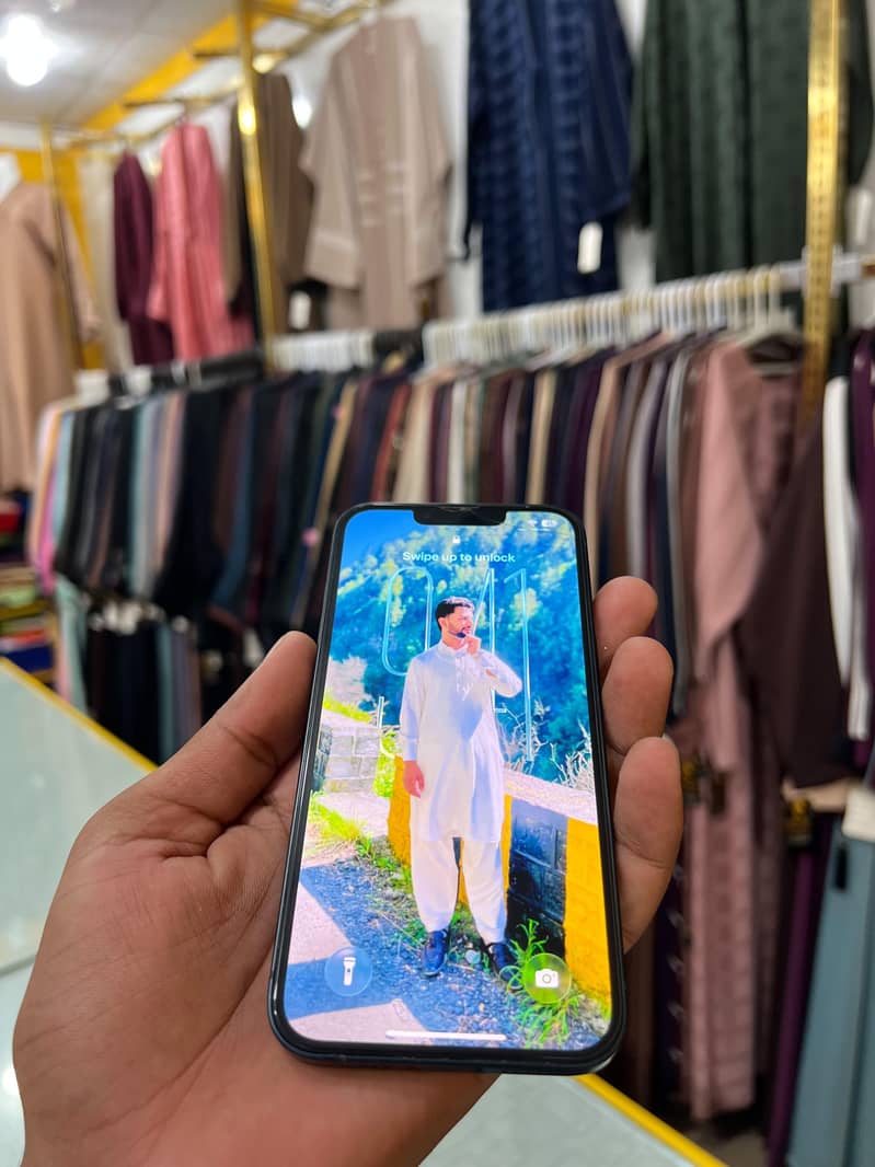Apple iPhone 13 8