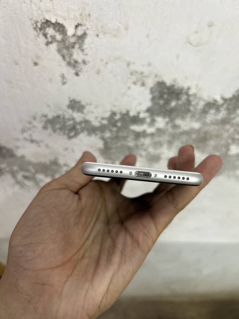 Apple iPhone SE (2nd Generation) 4