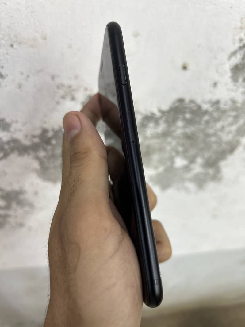 Apple iPhone SE (2nd Generation) 6