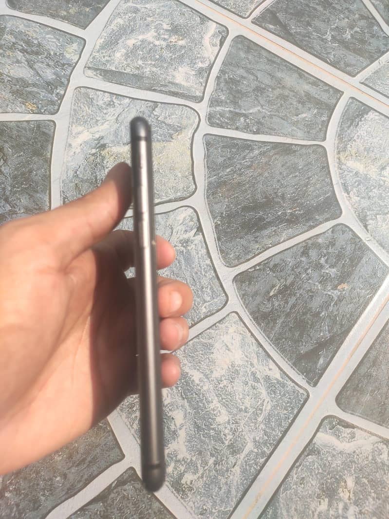 Apple iPhone 8 3