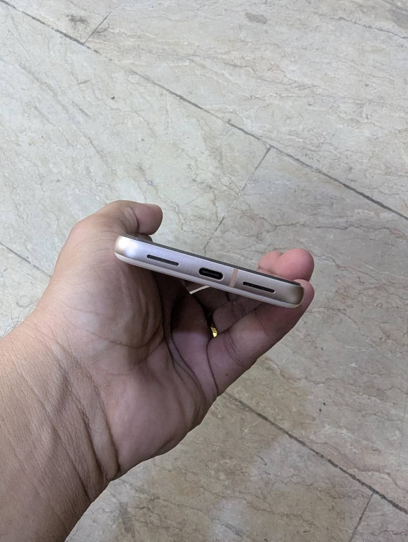 Google Pixel 8 4