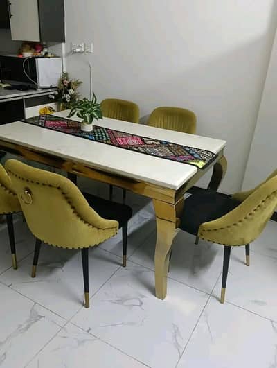 Dining table and 6 chairs A++ condition