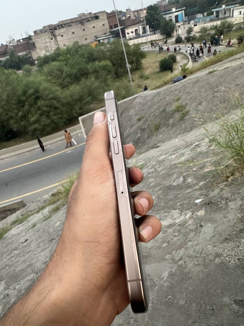 Iphone 16 pro max 5