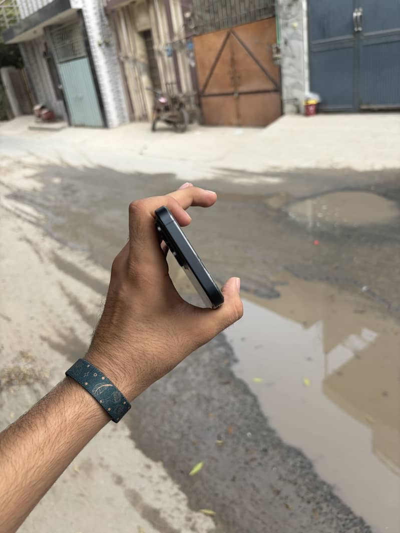 Apple iPhone 15 Pro Max 4