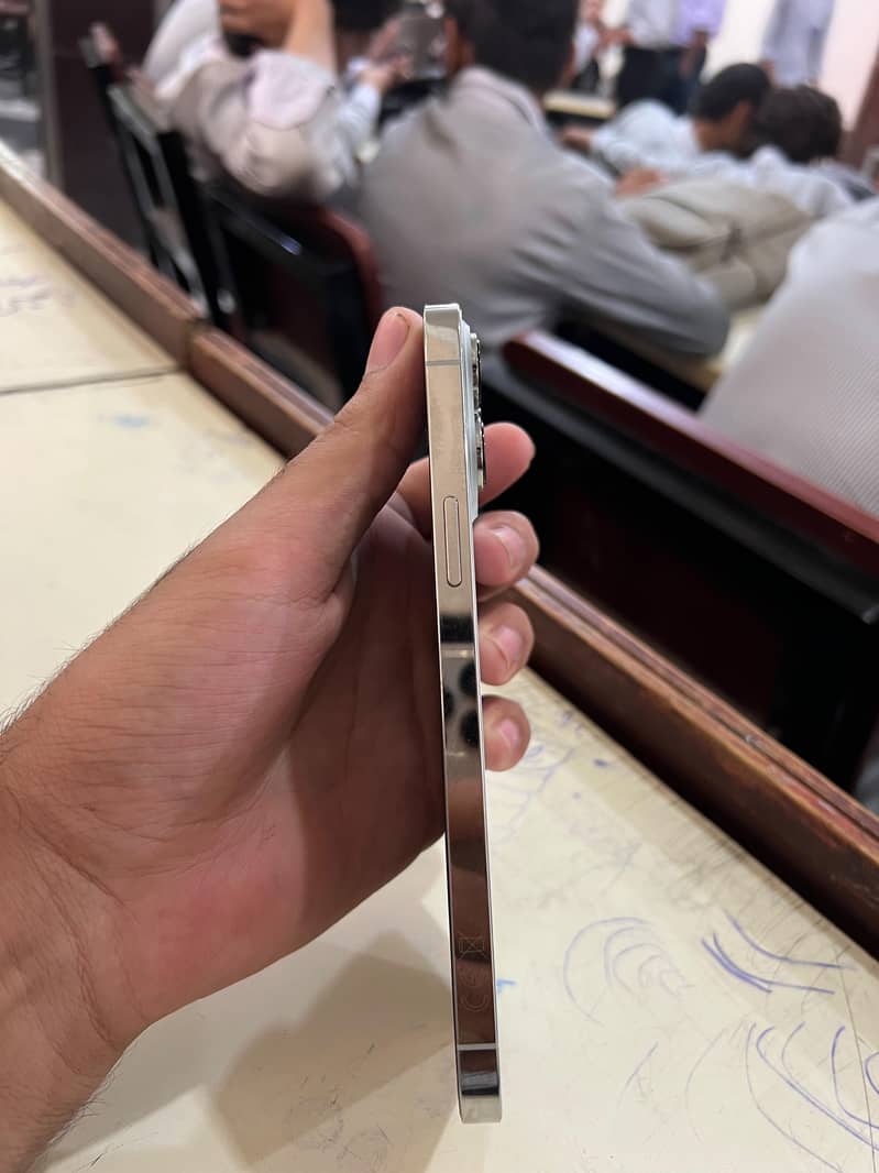 Apple iPhone 13 Pro Max 4