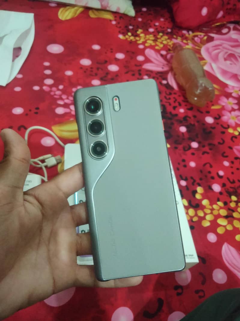 Tecno CAMON 40 Pro 1