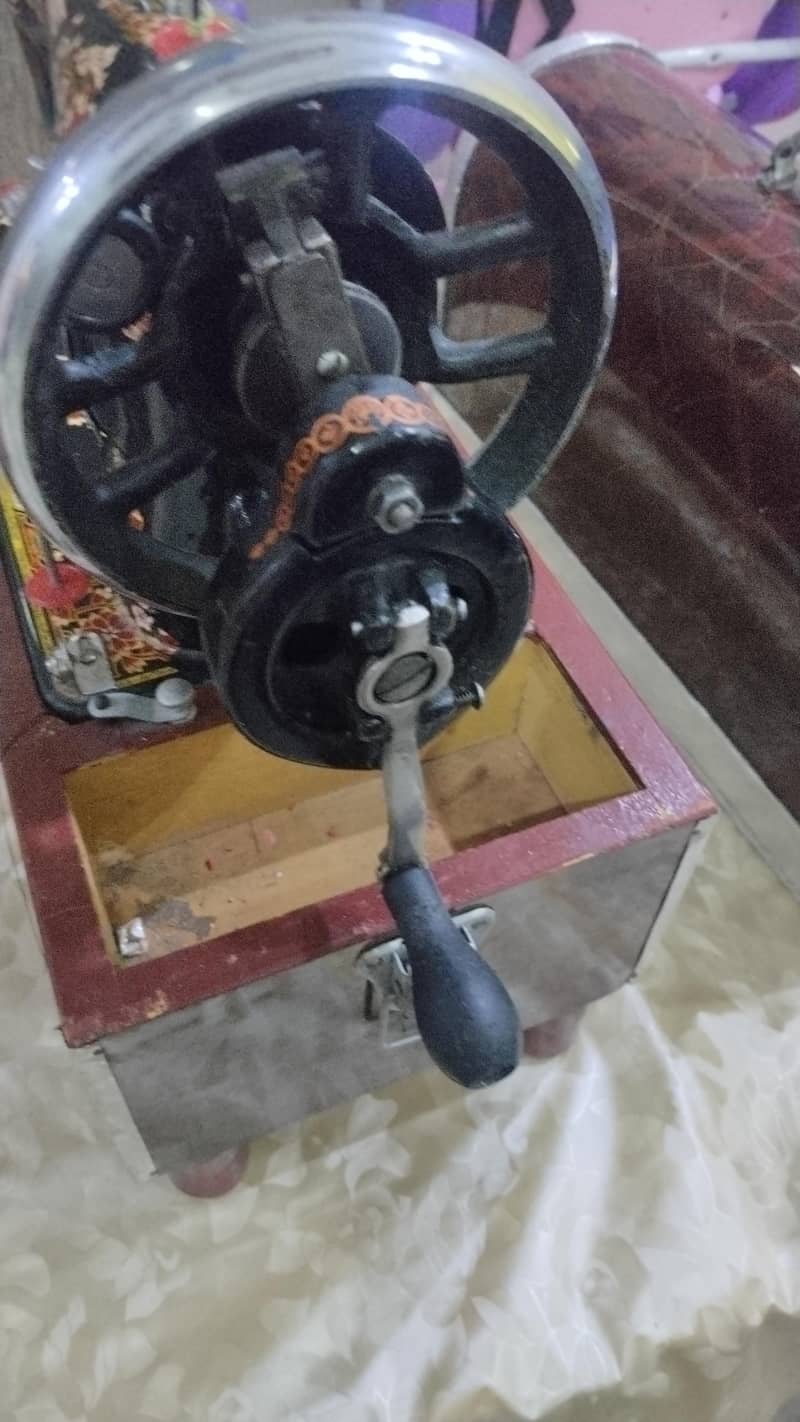 sewing machine good condition 2