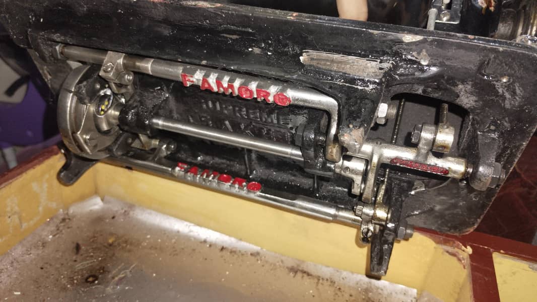 sewing machine good condition 4