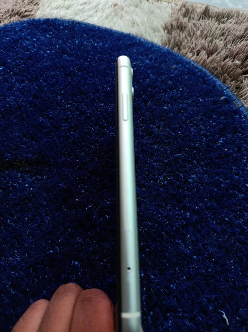 Apple iPhone 11 4