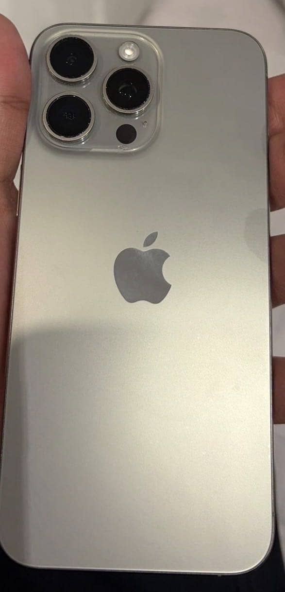Apple iPhone 15 Pro Max 4
