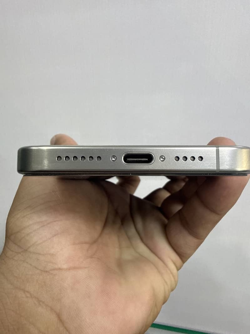 Apple iPhone 15 Pro Max 4