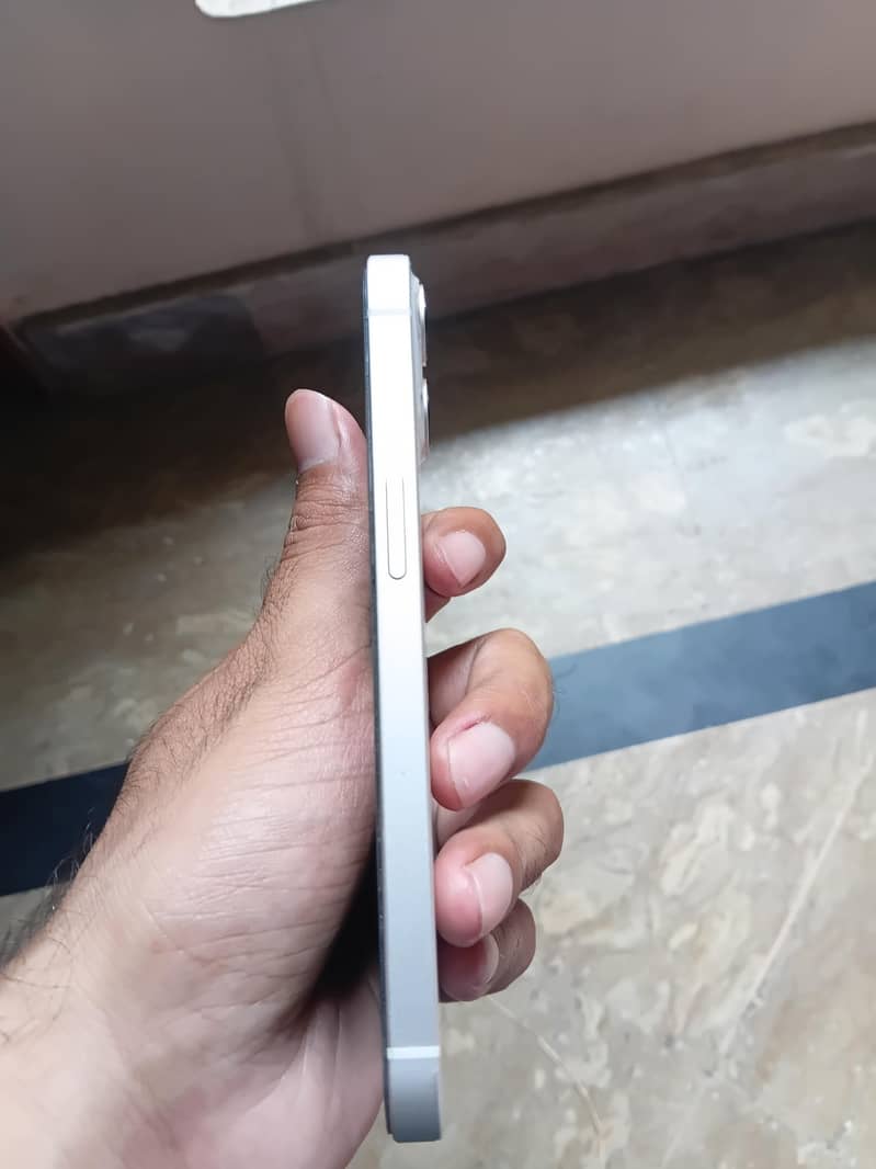 Apple iPhone 13 2