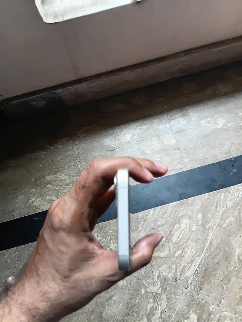 Apple iPhone 13 4