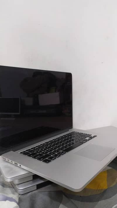 MacBook Pro Mid 15 | 16 GB RAM | CORE I7 | SCREEN BROKEN