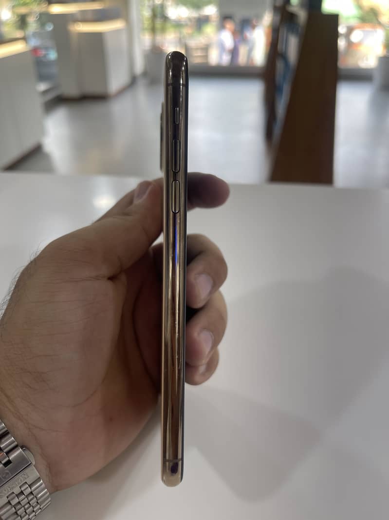 Apple iPhone 11 Pro Max 4