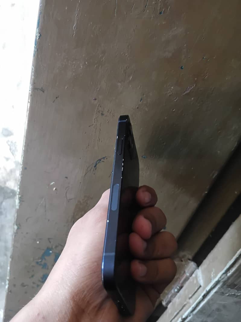 Apple iPhone 12 4