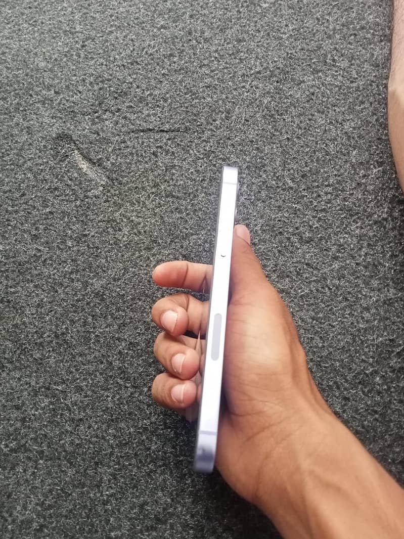 Apple iPhone 12 4