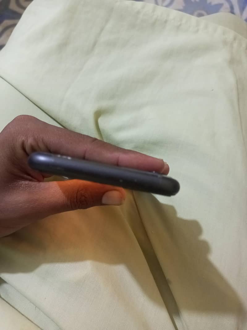 Apple iPhone 11 3