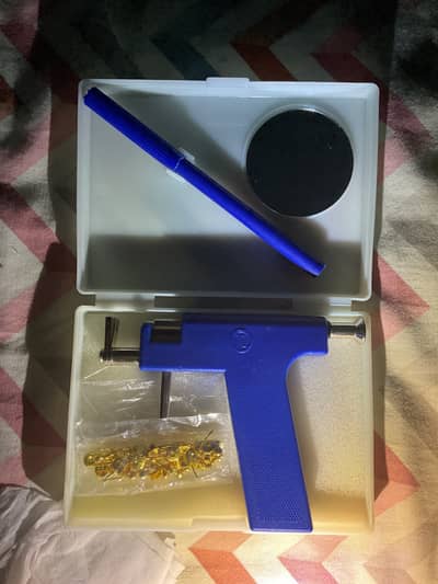Ear piercing gun